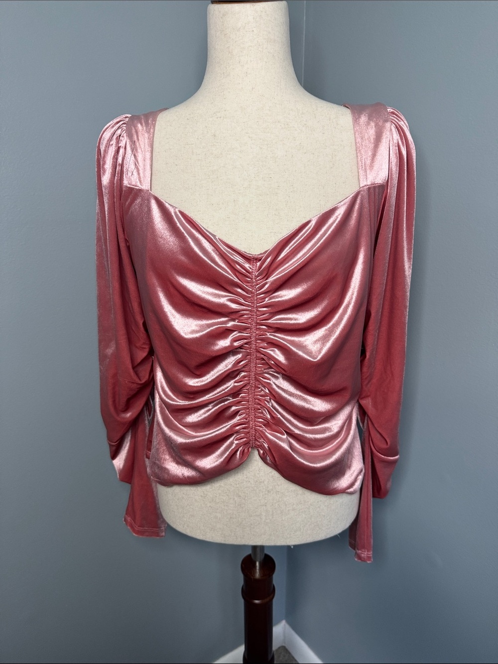 Express Womenโs Pink Velvet Long Sleeve Ruched Crop Top Sz L